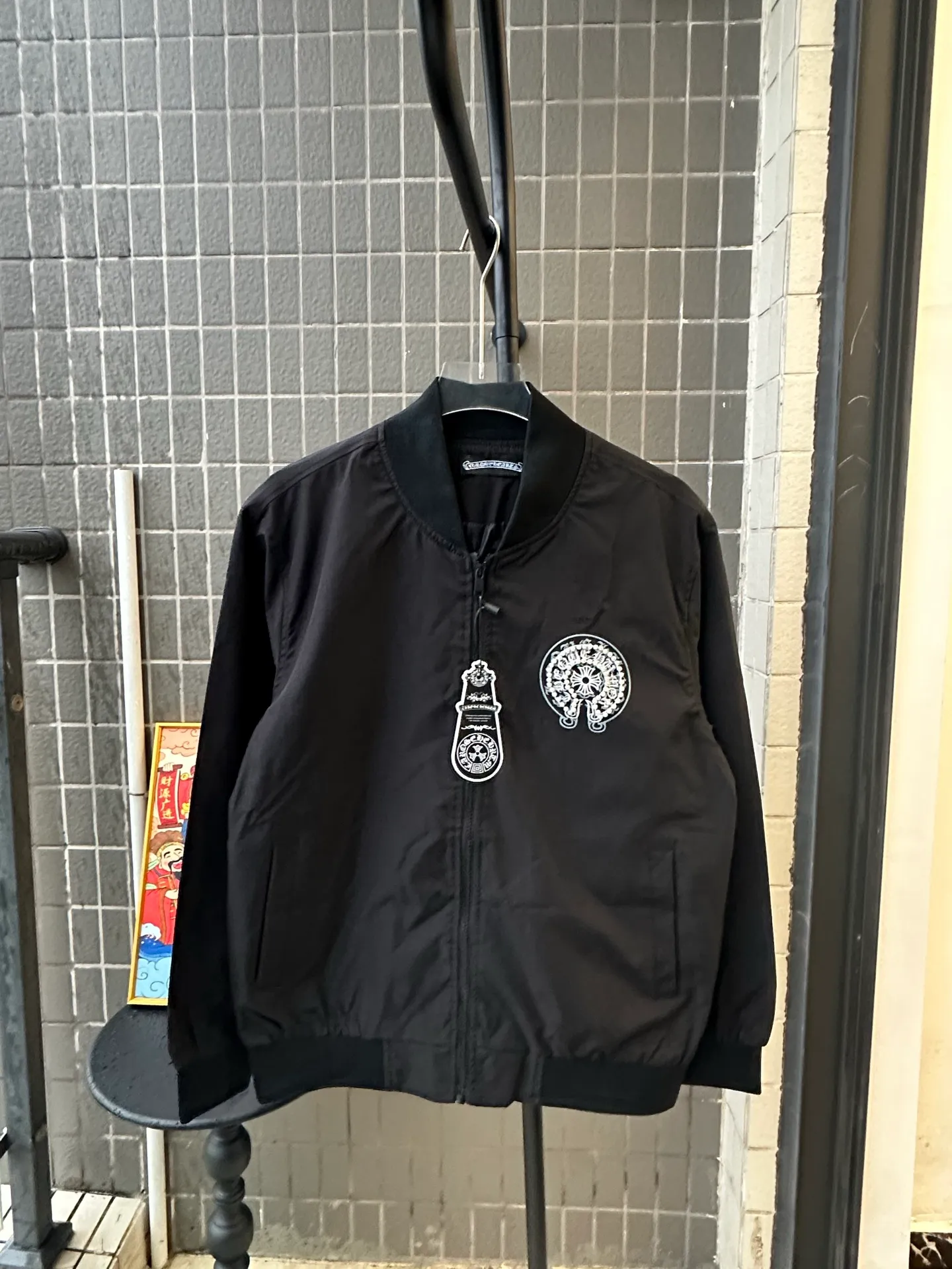 P310 model number: TT75 Chromehearts Chromehearts Pearl Baseball Jacket has clear texture and full texture. It is dyed 1×1 in the same vat with no color difference and is precise. It can be worn in layers. It is a good product for your own use. Highly recommended ~ All accessories are all original and customized!  ... The overall workmanship and materials used are also very particular, reflecting the brand's quality control in every aspect! Proper big factory style! Size:S-XL